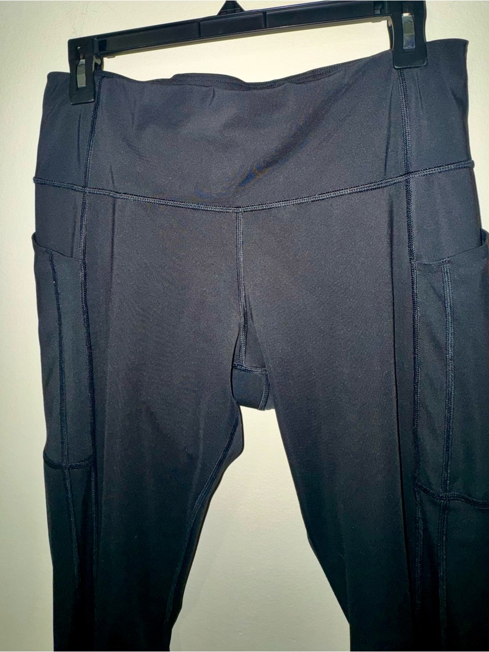 Athleta Ultimate Stash 7/8 Tight / Leggings with Side Pockets - Picture 2 of 9
